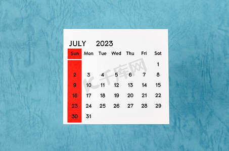 2023 年 7 月蓝色背景的 2023 年月历。