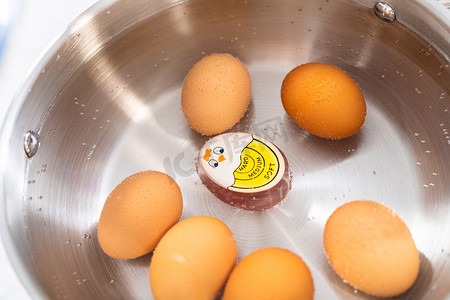 煮熟的鸡蛋摄影照片_完全煮熟的蛋