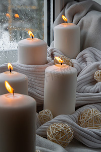 大气家居摄影照片_家居香氛概念秋季假期在温馨的家在窗台上 针织白色毛衣上的 Hygge 审美氛围。