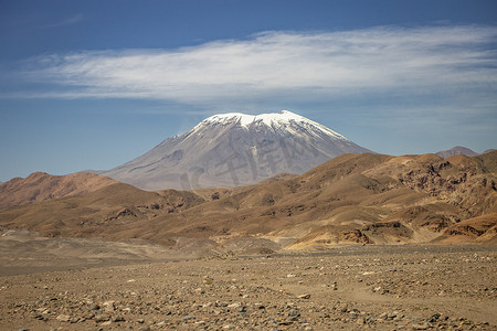 智利阿塔卡马沙漠日落时的拉斯卡火山和戏剧性的火山景观