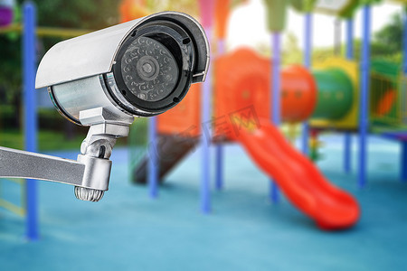 闭路电视闭路摄像机、幼儿园室外儿童操场的电视监控、安全系统概念。