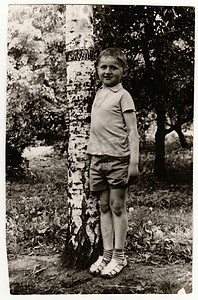 自然界中一个小男孩（大约 13 岁）的旧照片。