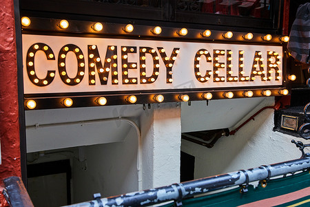 进入-icon摄影照片_Comedy Cellar 霓虹灯标志进入纽约市地下室
