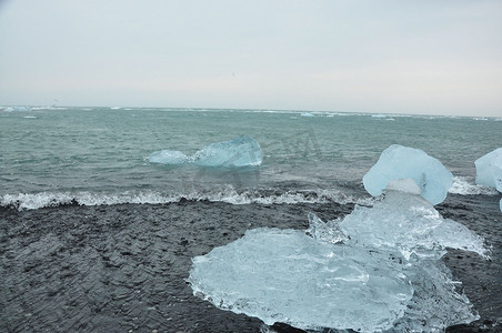 冰岛 Jokulsarlon 的 Fellsfjara 黑沙钻石海滩上晶莹剔透的冰块