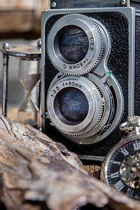 老式双镜头相机，带复古怀表，木头