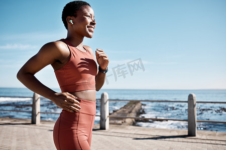 黑人女性、音乐耳机或在海滩、海洋或大海中奔跑，以保持健康或心血管力量。