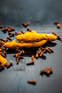 木质表面上的面膜或包装成分是姜黄或 haldi 和丁香的痤疮。