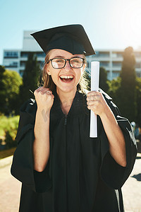 学业证书摄影照片_与女学生或毕业生一起毕业、教育和成功，以庆祝学业成就。