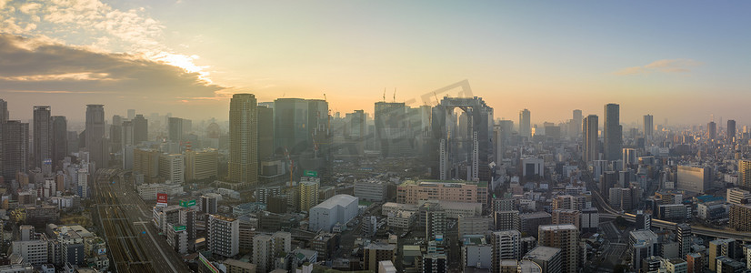 空气指数摄影照片_日本大阪 — 2023年1月7日：日出时梅田市中心的大气阴霾