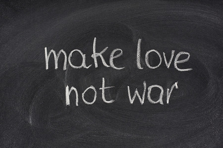 反战争摄影照片_在黑板上做爱而不是战争
