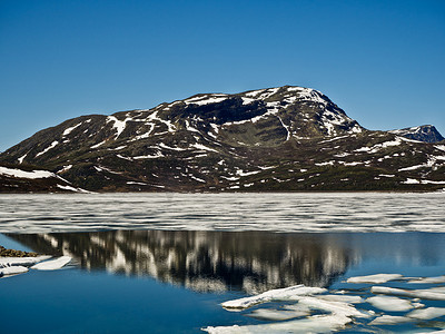 蓝天、山脉和冰，Vavatn，Hemsedal，挪威