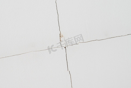 嵌缝摄影照片_覆盖在天花板上的石膏板因从接缝处开裂而膨胀开裂
