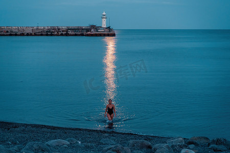 女人圆月升到灯塔，月径海边通向女人。