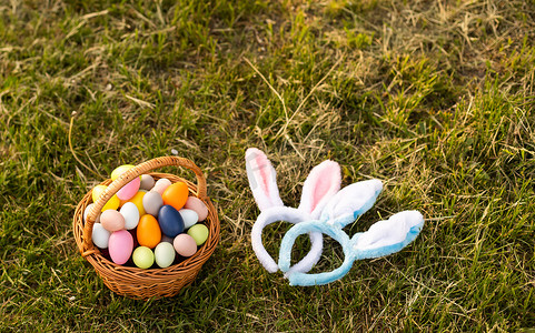 兔兔图案摄影照片_有彩蛋和兔耳的篮子，复活节