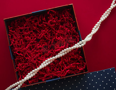 节日礼物、珍珠首饰项链和豪华礼物的美容盒订阅包模型，空的开放式礼盒平放在红色背景上作为在线购物交付，平板
