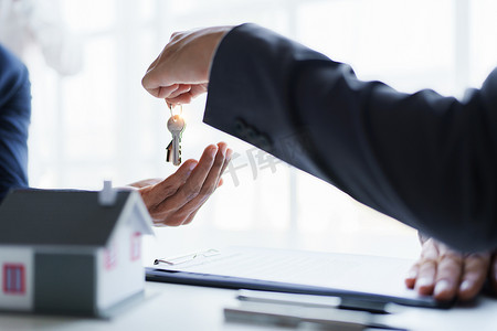 购买房屋和土地的房地产公司在同意签订购房协议和贷款协议后，将钥匙和房屋交付给客户。