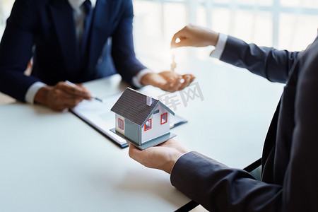协和摄影照片_购买房屋和土地的房地产公司在同意签订购房协议和贷款协议后，将钥匙和房屋交付给客户。