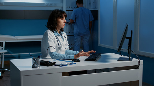 执业医生在检查患者报告后在计算机上输入医学专业知识