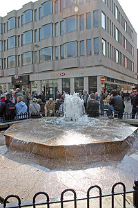 汇丰银行摄影照片_英国约克喷泉和汇丰银行外的购物者