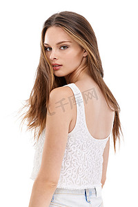 时尚、美丽和白色背景的女性后背，穿着时髦、时尚和夏季的衣服。