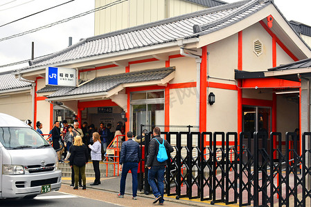 日本通勤摄影照片_日本京都的日本铁路 Inari 站立面