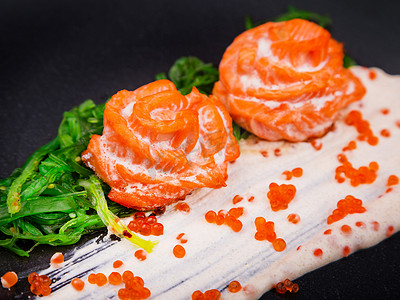 奶油沙司三文鱼特写，配以冬日海藻和红鱼子酱