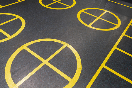 健身房地板上的黄色痕迹