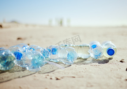 回收志愿服务、全球变暖可持续性或地球社区服务中的塑料瓶、沙滩或垃圾。