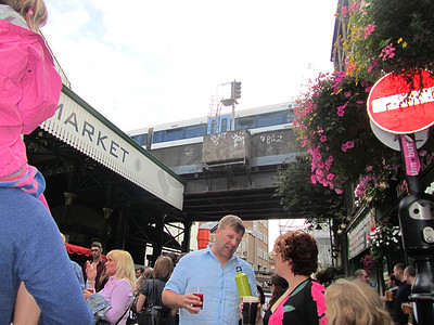2010 年 8 月 14 日在罗市自治市镇市场的身份不明的访客