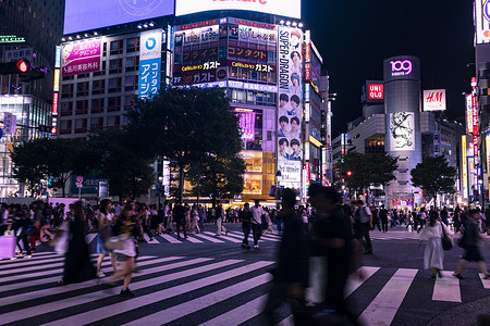 scramble摄影照片_日本东京-2019 年 8 月 20 日：在 ni 的 Shibuya Scramble Crossing