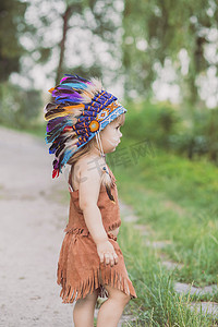 穿着传统美洲原住民服装的可爱婴儿