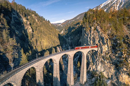 虫洞穿梭摄影照片_瑞士火车穿越兰德瓦瑟高架桥