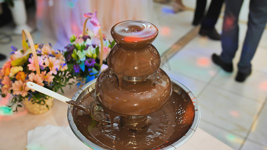 欧洲婚礼庆典上的巧克力喷泉。