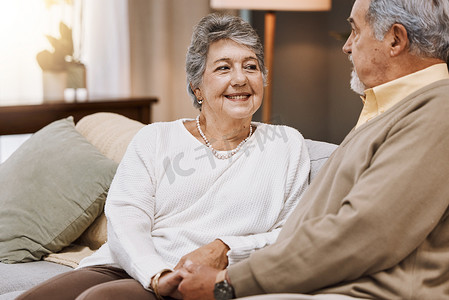 老人、夫妻和婚姻承诺和退休，在家庭中度过充满爱和关怀的美好时光。