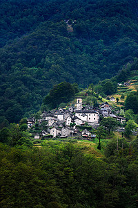 提契诺摄影照片_位于瑞士提契诺州 Lavertezzo 附近的 Corippo 古村