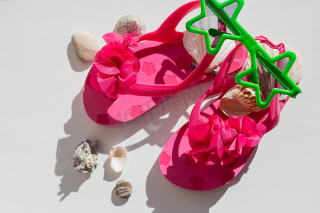 夏季粉色儿童鞋、儿童拖鞋、婴儿沙滩时装、五颜六色的凉鞋和太阳镜、假日概念。