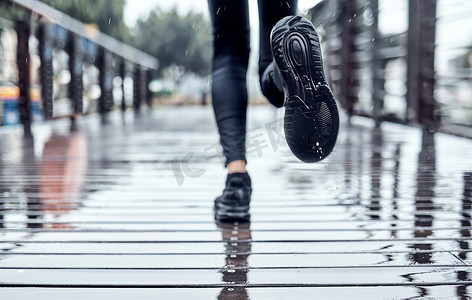 120车在路上摄影照片_赛跑者在雨中训练，在西雅图路上为马拉松比赛做锻炼和户外有氧运动。