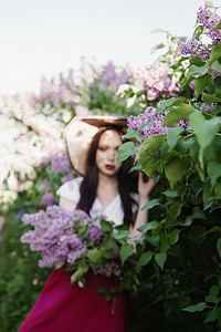 生死看淡摄影照片_一个黑头发的时尚女孩，夏天淡紫色色调的春天肖像。