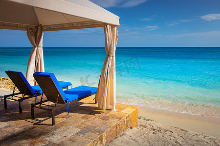 牙买加蒙特哥湾的热带加勒比海滩和碧绿的海水