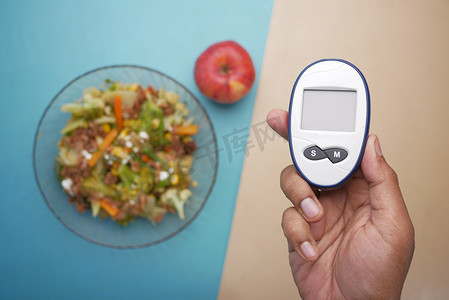 糖尿病测量工具和餐桌上的健康食品