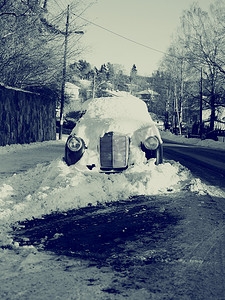 下雪花摄影照片_埋在雪下的老式汽车