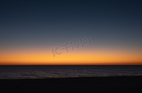 海洋背景海报摄影照片_在海洋海岸的日落