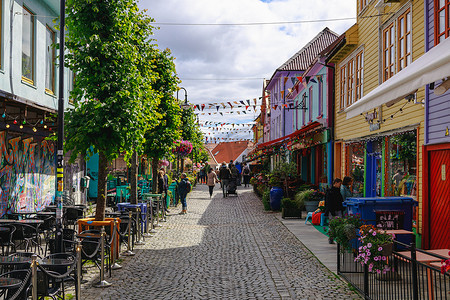 是嫩么个意思摄影照片_挪威斯塔万格 — 2022 年 7 月 16 日。Fargegaten 的景色（意思是：色彩街），著名的彩色步行街