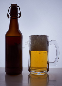 啤酒瓶的彩色剪影，带软木塞和啤酒杯，在黑色白色背景中倒入啤酒