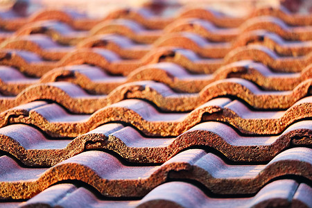 屋面瓦采用对齐设计，可叠放防水、防雨、防晒