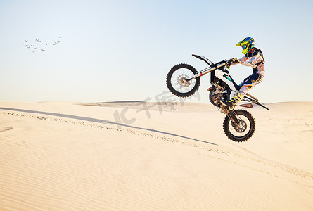 空气运动摄影照片_适合具有敏捷速度、力量或自然平衡能力的极限运动专家的摩托车、沙漠赛跑和空中跳跃。