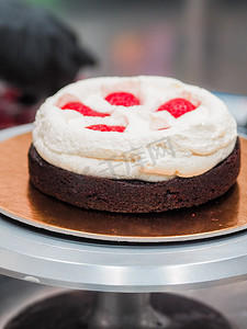 赶车鞭子摄影照片_厨师蛋糕设计师准备分层奶油奶油空白蛋糕，用于结霜和滴水
