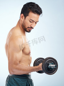 蓝色哑铃摄影照片_男人、健身和哑铃在蓝色背景下的肌肉、健康和自我保健，重点放在工作室里。