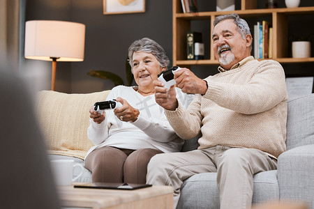视频游戏、沙发和老年夫妇在家里玩在线游戏，享受快乐的假期、退休和生活方式以及技术。