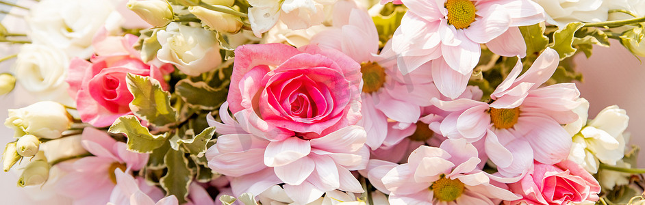 现代花束不同的花，五颜六色的花束。粉红玫瑰，菊花。